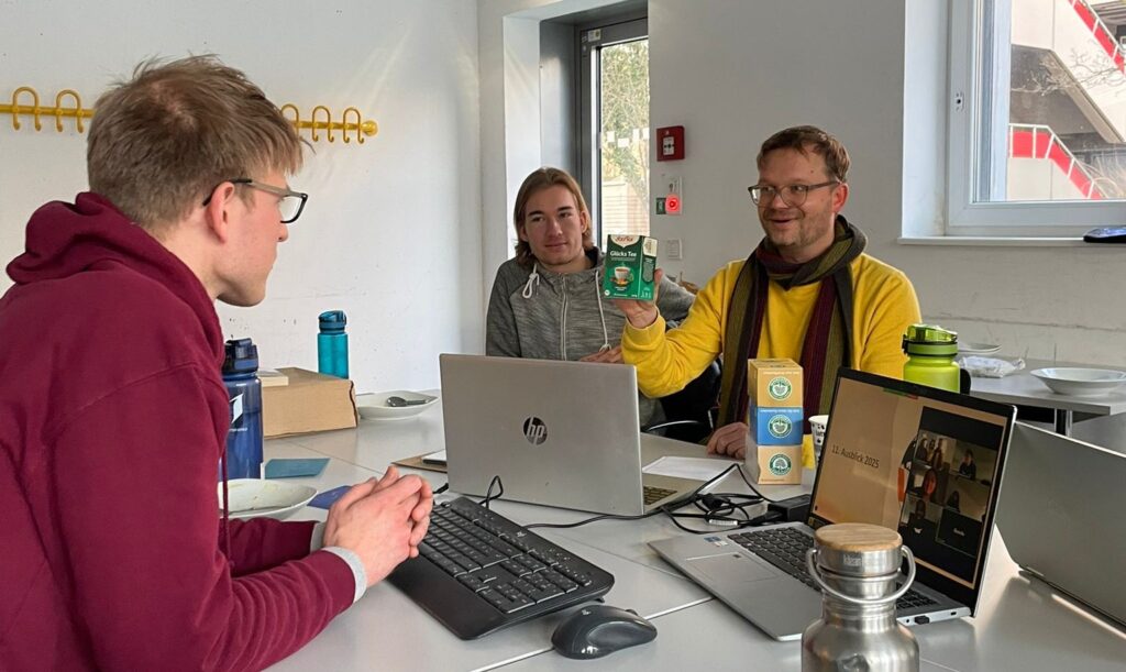 Staffelübergabe mit u.a. Glückstee für Markus, dem neuen Vorsitzenden.t